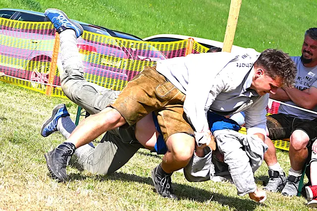 Die Ringer kämpfen mit vollem Einsatz | Foto: Josef Bodner