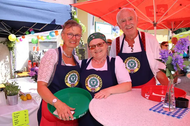 D`Salzburger Tanzer: Ehrenobmann Ernst Gebhart, Katharina und Martina.