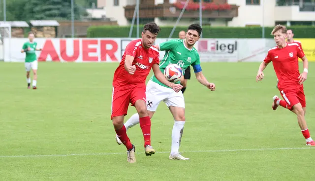 Umhausens Nico Zebisch im Zweikampf mit Längenfelds Kapitän David Ennemoser. | Foto: Peter Leitner