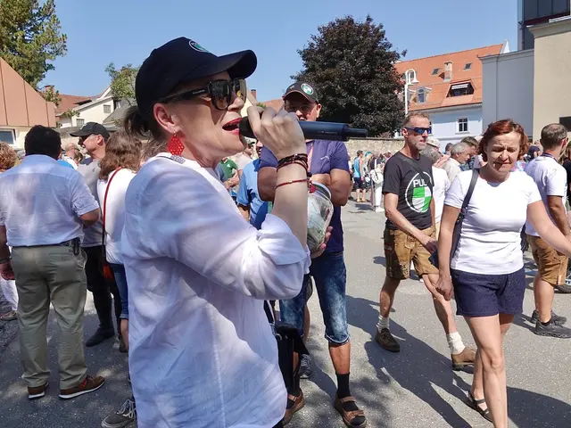 Judenburgs Bgm. Elke Florian war mit dem Herzerl-Puch des Puch-Museums selbst aktiv mit dabei.