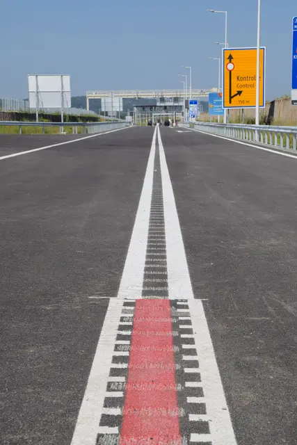 Das ist die Staatsgrenze: Die S7 geht ansatzlos in die ungarische M80 (rot) über. | Foto: Martin Wurglits