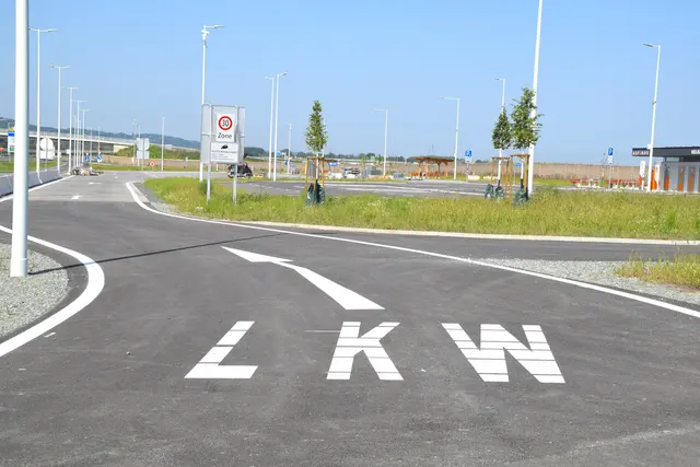 Einreisende Lkw können für vertiefte Kontrollen von der S7 abgeleitet werden. | Foto: Martin Wurglits