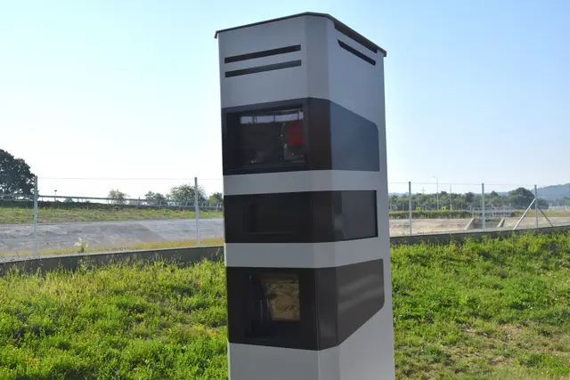 Im Ostabschnitt der S7 sind drei fixe Radargeräte montiert. | Foto: Martin Wurglits