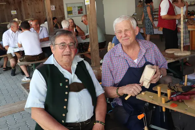 Johann Freisinger (li) und Lazarus Ernst von der Stiwoller Schnitzerrunde. | Foto: Edith Ertl