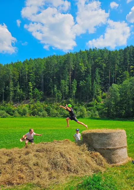 Die Heu-Hüpfburg und natürlich auch der Oberschlattner Natur-Spielplatz sind bereits liebgewonnen Highlights für alle Kinder beim Oberschlattner Nostalgiekirtag.
Fotocredit: Martina Piribauer | Foto: Martina Piribauer