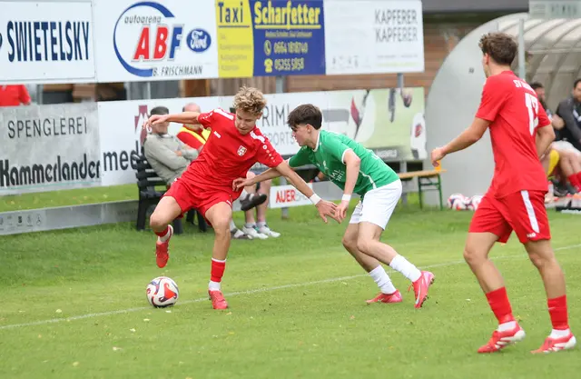 Leo Leiter sichert den Ball gegen Längenfelds Torschützen Nevio Reinstadler. | Foto: Peter Leitner