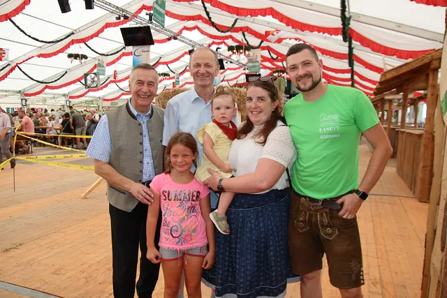 Erich Zauner, Bgm. Franz Gangl, Raimund Scharl, Birgit, Alina und Hannah.