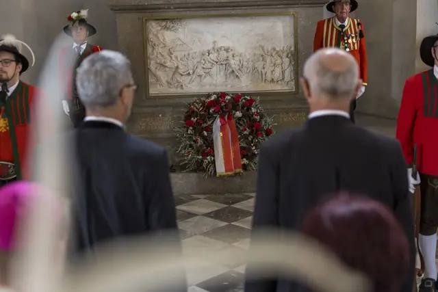 Kranzniederlegung am Andreas-Hofer-Grabmal in der Hofkirche. | Foto: Land Tirol/Sedlak