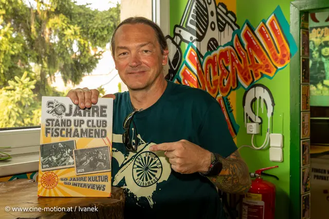 Richard Schuh, Vereinsobmann, zeigt die Chronik, die er erarbeitete. | Foto: www.cine-motion.at / Ivanek