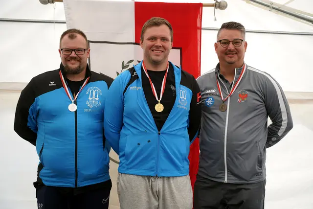 Manuel Bucher (SG Fieberbrunn - Mitte) holte Gold im Liegend frei der Männerwertung bei den Landesmeisterschaften für Kleinkalibergewehr auf 100m in Hall. Silber ging  an seinen Vereinskollegen Rudolf Perterer und Bronze holte Lukas Klotz (SG Sölden). | Foto: Christian Kramer / TLSB