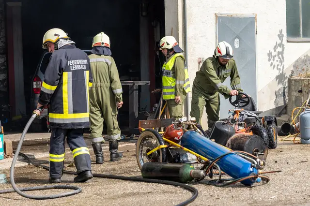 Heikel war die Situation, da sich in der Werkstatt offenbar mehrere Gasflaschen befanden.  | Foto: TEAM FOTOKERSCHI / FRANZ PLECHINGER