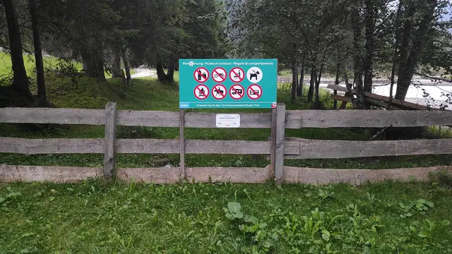 Aufgestellte Verbotstafeln nützen wenig, manche campieren direkt daneben! | Foto: TBW Est. Stubai