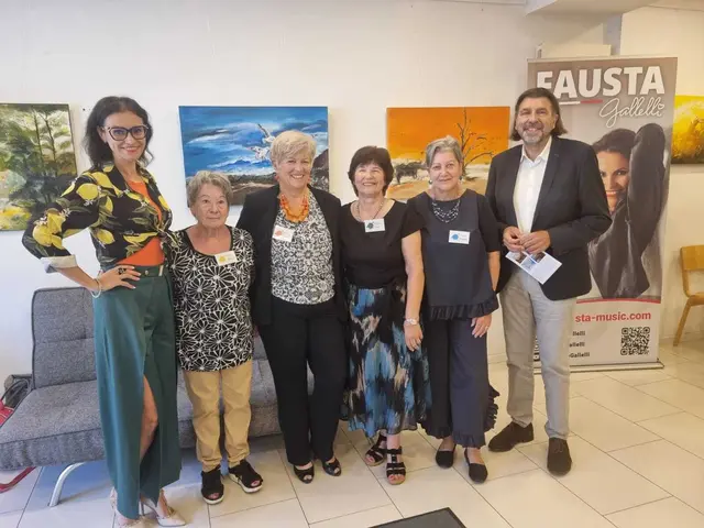 Bei der Vernissage: Bürgermeister Josef Wallner, Evelyn Krammer, Brigitte Kürzl, Andrea Stelzer, Heidy Folger und Schlagerstar Fausta Gallelli | Foto: Kürzl
