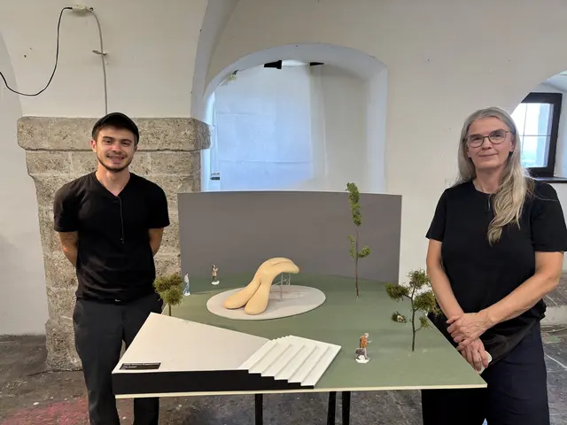 Künstler Jakob Nikolaus Guggenbichler mit Julia Hayward, die den Skulptur-Installationskurs leitete. Sie war früher selbst Studierende bei der Internationalen Sommerakademie. | Foto: Schrofner