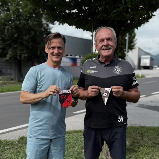 Die Obmänner Michael Fölsner (Rottenmann) und Werner Prommer (Lassing) besiegeln die Zusammenarbeit. | Foto: kk