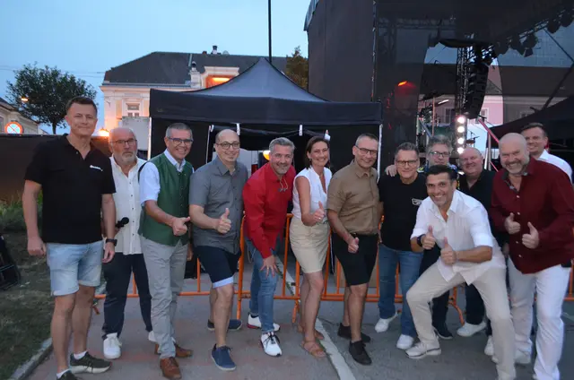 Am Abend folgte mit Austrotop der Höhepunkt – und zugleich ein besonderer Anlass zum Feiern: Die Kultband zelebrierte auf der großen Bühne ihr 20-jähriges Jubiläum und sorgte mit Hits und bester Stimmung für Gänsehaut-Momente. | Foto: Reitner/MeinBezirk