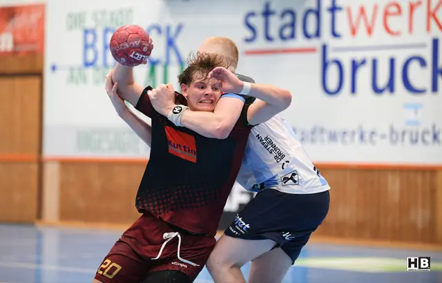 Leoben-Neuzugang Paul Hinterreiter im Duell mit Clemens Meleschnig (BT Füchse) | Foto: Bernd Haider