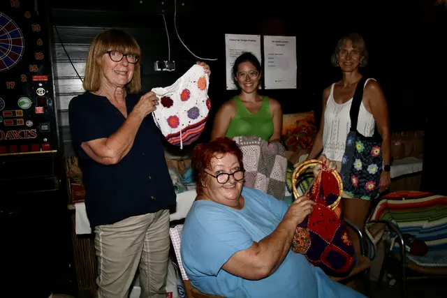 Konny, Andrea, Lara und Karin mit fertigen Produkten 
