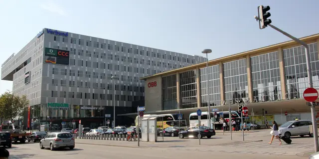 Am Samstagabend kam es beim Westbahnhof zu einem Messerangriff auf drei Männer. (Archiv) | Foto: Cieslar