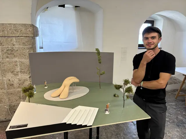 Die lehrenden KünstlerInnen und ihre Studierenden laden bei den Open Studios im Rahmen der Internationalen Sommerakademie zu Rundgängen, Filmpräsentationen, Performances und Gesprächen auf die Festung Hohensalzburg ein. Hier Künstler Jakob Nikolaus Guggenbichler mit seinem Kunstwerk. | Foto: Schrofner