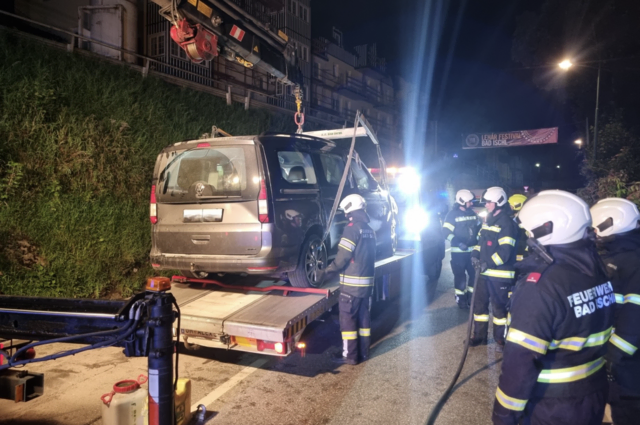 Die Einsatzkräfte stellten das Auto mit dem Kran wieder auf die Räder und übergaben es dem Abschleppdienst. | Foto: FF Bad Ischl/Christian Wacek