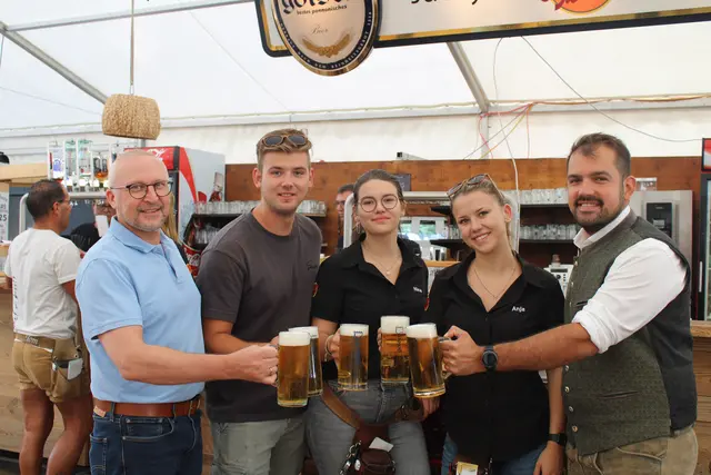 Im Zelt der Jacky's Mühle konnten (links) Gemeindeamtsleiter Dieter Horvath und (rechts) Bürgermeister Kilian Brandstätter bei einem Bier das Frühschoppen genießen.  | Foto: Sophie Mantler