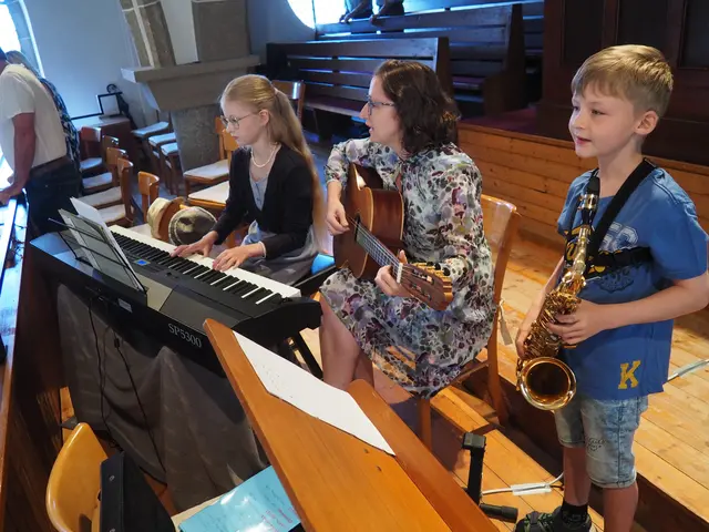 Jonas, Nicole und Marlene Hahn bei der musikalischen Gestaltung. | Foto: Ludwig Riepl