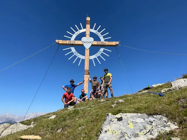 Seit 8. August thront wieder ein Jochkreuz auf 2.306 Metern über dem Inntal. | Foto: Jungbauern Stams