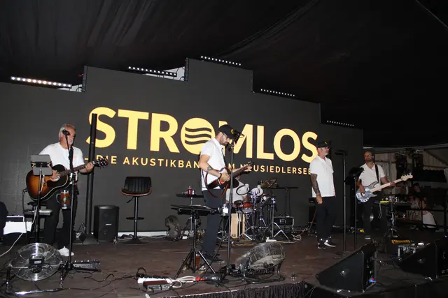 Im Bierzelt spielte die Akustikband Stromlos bis spät in die Nacht.