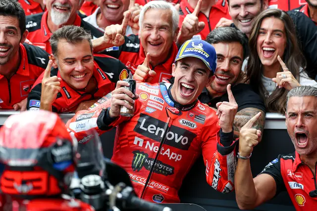 Marc Marquez jubelt mit seinem Team. | Foto: GEPA pictures