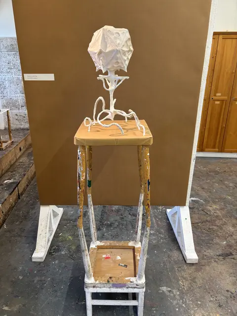 Eine Skulptur von Elischa Geissbühler aus dem Skulptur-Installationskurs von Julie Hayward. | Foto: Schrofner