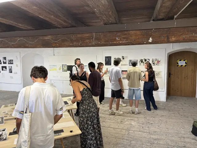 Die Open Studios zogen die BesucherInnen an - hier in den Räumlichkeiten, in denen der Fotografie-Kurs stattfand. | Foto: Schrofner