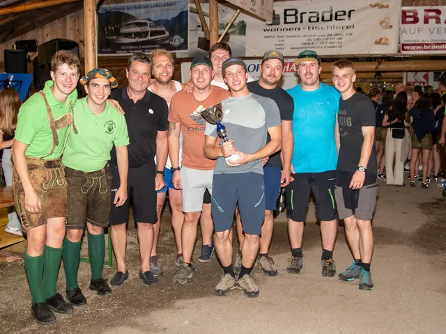 Simon Perstl und Philipp Bankhammer vom Veranstalterteam der Obertrauner Ortsmusik mit Bürgermeister Egon Höll und der Siegermannschaft der FF Bad Goisern. | Foto: Martin Bankhammer