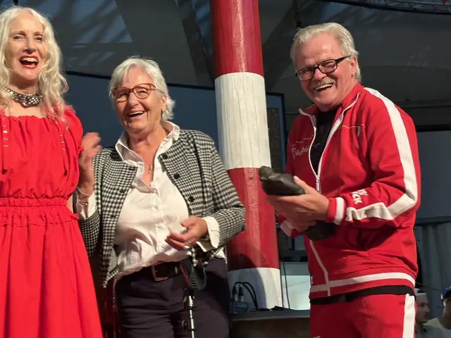 Frieda Fink und Johannes Spiess, die den Preis stellvertretend und vor allen weiteren aus den Händen der langjährigen Geschäftsführerin Silvia Wechselberger erhielten, waren sichtlich gerührt. 