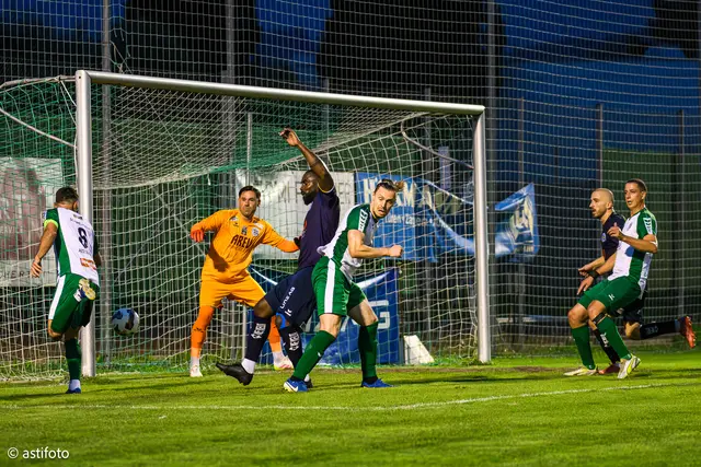 Kapitän Mahmut Acuma (li.) bring den Ball knapp über die Linie zum 2:0 für Schwertberg
