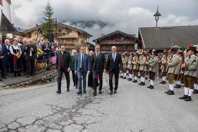 Die Eröffnung des European Forums Alpbach und der traditionelle Landesübliche Empfang am Kirchplatz in Alpbach. V.li.: Bundesminister Norbert Totschnig, LH Maurizio Fugatti (Trentino), LH Arno Kompatscher (Südtirol) und LH Anton Mattle. | Foto: © Land Tirol/Sedlak