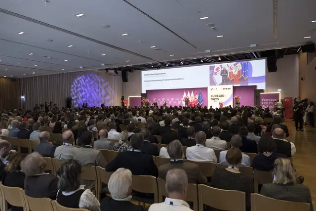 Beim Euregio-Summit im Congress Centrum Alpbach rückte das Thema „Wettbewerbsfähigkeit“ in den Mittelpunkt. | Foto: © Land Tirol/Sedlak
