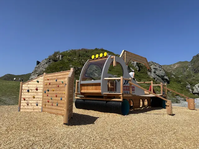 Die Sommerpistenraupe wurde begeistert erklettert | Foto: meinbezirk.at/lungau