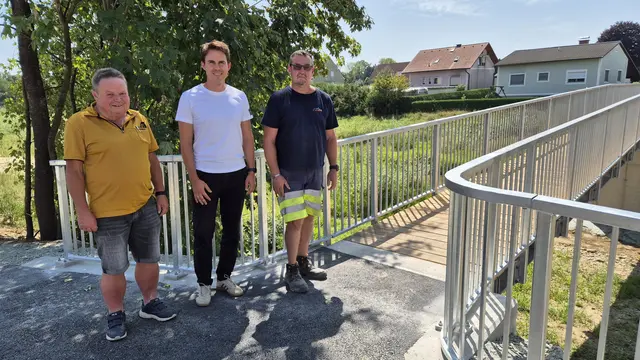 Nach der Verkehrsfreigabe: Josef Zumpf (Landesbaudirektion), Bürgermeister David Venus und Ernst Feiner von der Firma Porr (von links). | Foto: Gemeinde Rudersdorf