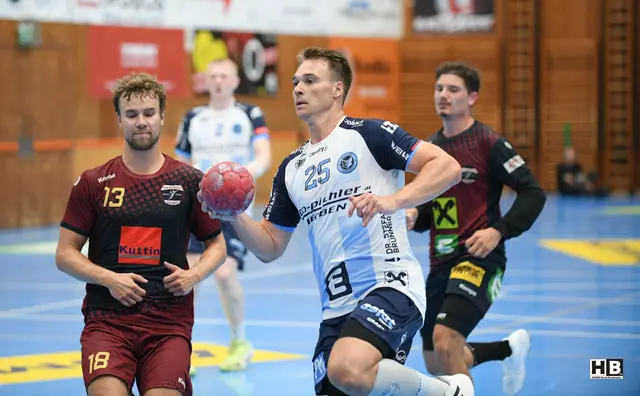 Die BT Füchse – Tilen Kosi "beobachtet" von Alexander Lechner – zeigten sich im Testspiel gegen Leoben in guter Form. | Foto: Bernd Haider