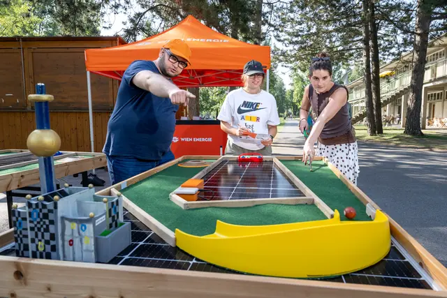 Alte Solarmodule werden zu Pit-Pat-Tischen – Wien Energie startet eine Sommerspiel-Aktion im Gänsehäufel. | Foto: Wien Energie/Robert Harson