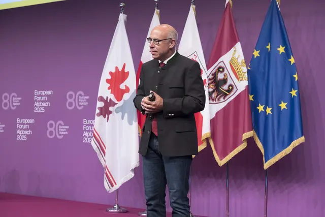 In seiner Keynote sprach Gabriel Felbermayr, Direktor des Österreichischen Instituts für Wirtschaftsforschung, insbesondere über Chancen und Herausforderungen auf kommunaler Ebene in einem immer verflochteneren globalen Kontext. | Foto: © Land Tirol/Sedlak
