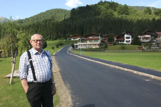 Bürgermeister Karl Moser zeigt sich erfreut und erleichtert über die abgeschlossenen, umfangreichen Straßensanierungsmaßnahmen in der Fiechtersiedlung.
