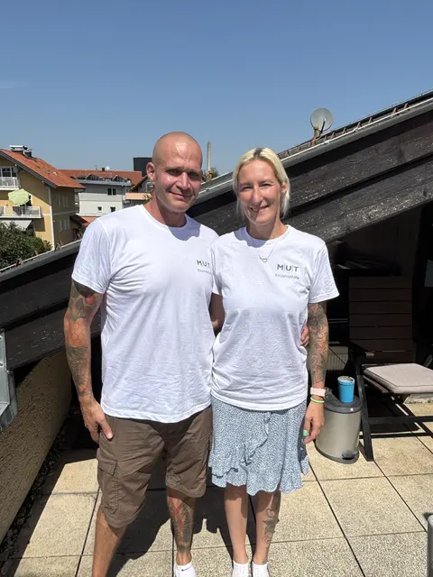 Markus und Melanie Heis, die "Chefin des Hauses" in Itzling. Der Vertriebsleiter in Westösterreich des Vereins "MUT" sorgte innerhalb kurzer Zeit dafür, dass die BewohnerInnen im Februar 2024 nach der Auflösung der Sozialpension im Dossenweg ein neues Zuhause haben. | Foto: Schrofner