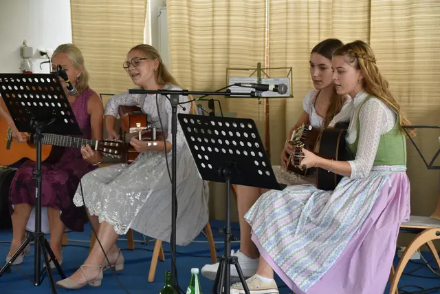 Barbara Roschal, Miriam Schneider, Chiara Müllner und Anna Laczko sorgten für Volkstümliches mit der Gitarre. | Foto: Michael Strini