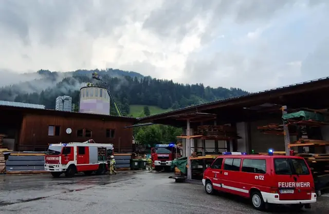 Am Sonntagmorgen, dem 17. August 2025, kam es in Westendorf gegen 07:55 Uhr zu einem Glimmbrand in einem Hochsilo einer örtlichen Firma.  | Foto: Zoom tirol