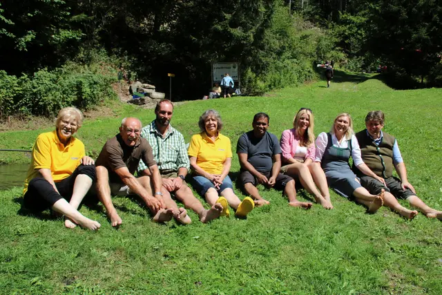 Ganz spannend, es war ein erstes inoffizielles Foto vom Bauer sucht Frau Paar Helmut und Petra, deswegen sitzen sie auch nicht nebeneinander mit Jhothy
