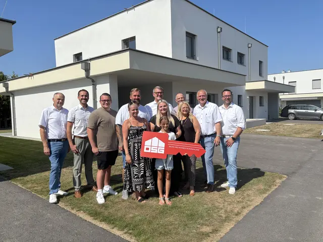 Die Oberwarter Siedlungsgenossenschaft unter Obmann Alfred Kollar (4. von rechts) hat zwei weitere Reihenhäuser an Jungfamilien übergeben. | Foto: Martin Wurglits