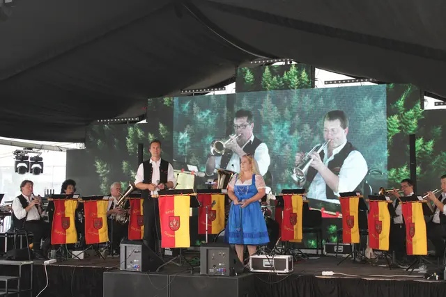 Die Mönchhofer Dorfmusikanten leiteten den letzten Tag des Golser Volksfestes ein.  | Foto: Sophie Mantler