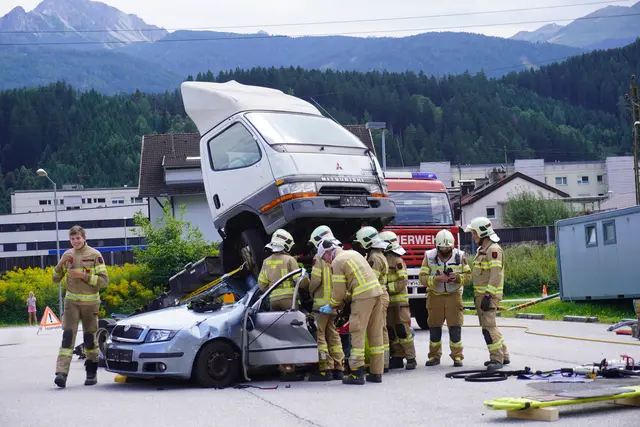 Bei der technischen Übung der Freiwilligen Feuerwehr Zirl wurde gezeigt, wie jemand aus einem Auto geborgen wird.  | Foto: AMG